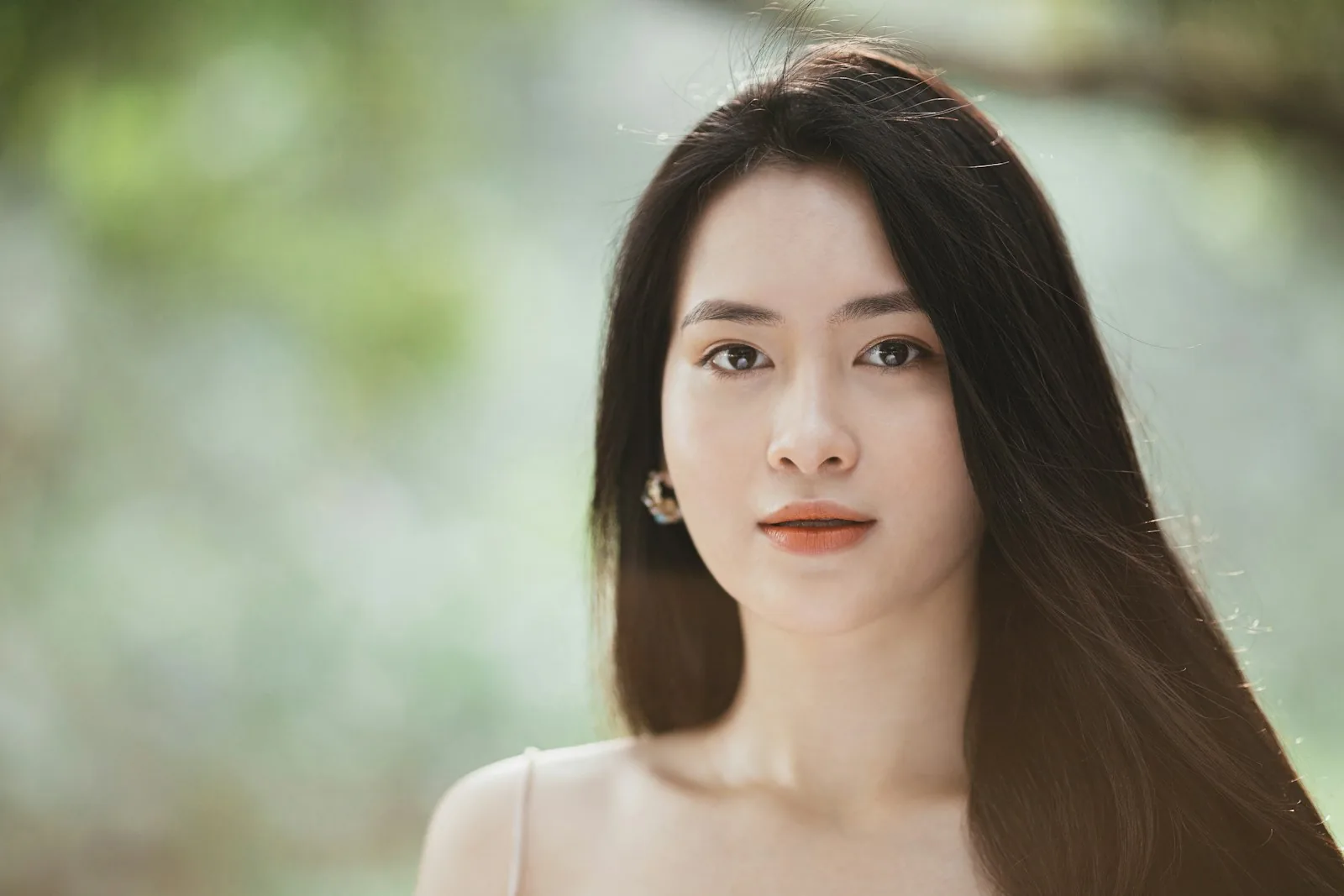 自然光下的亞洲女性側臉，呼應東西方審美中對輪廓線條的不同想像
