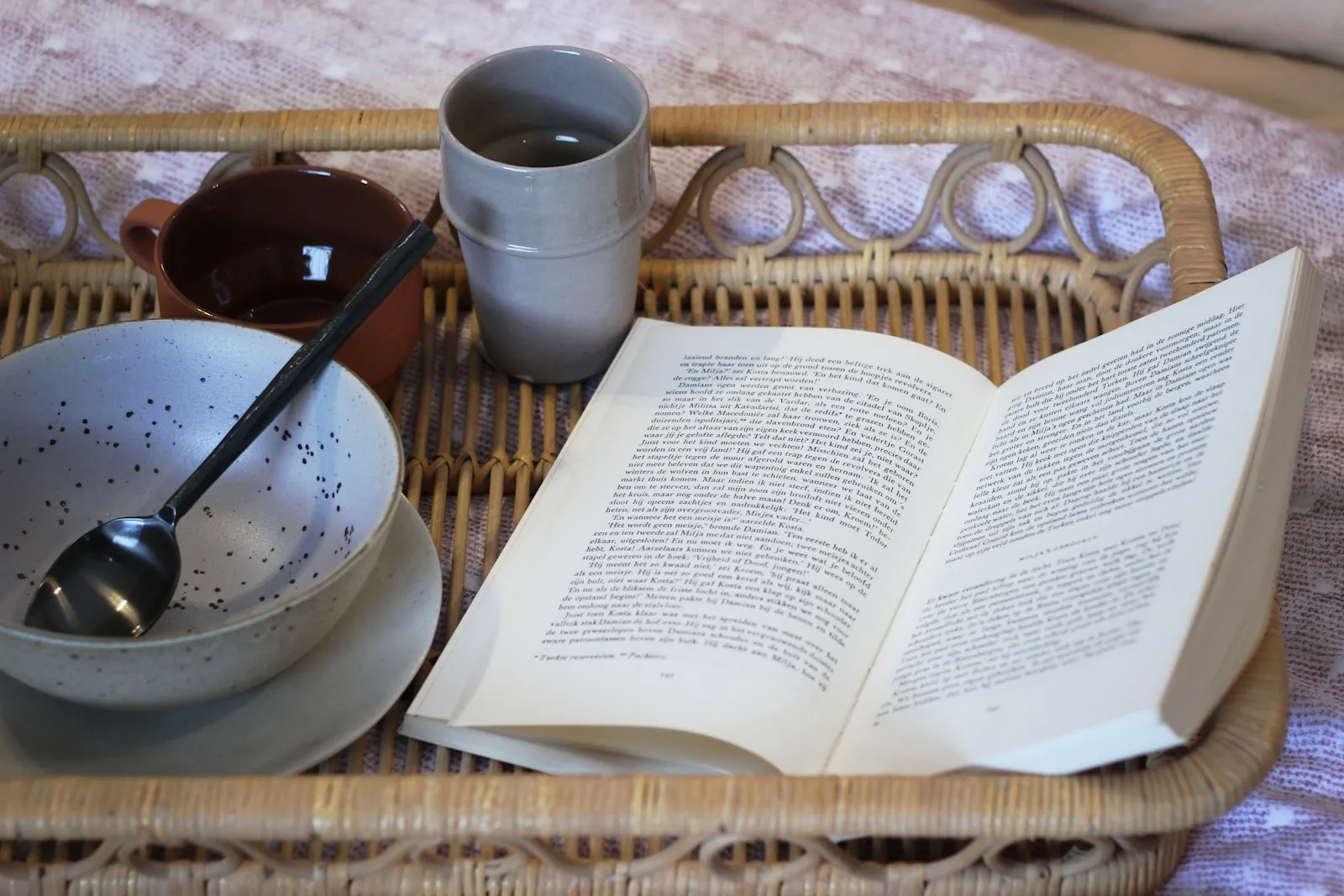床上托盤放著書與熱飲，呈現診所外的餐食與日常安排