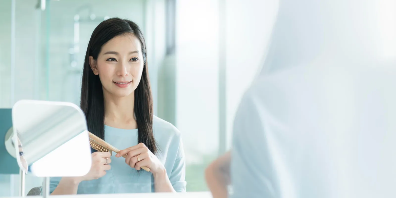 女生塗抹保養品在臉上，呈現出保養與美妝的美感，適合作為亞洲vs歐美審美差異的主視覺